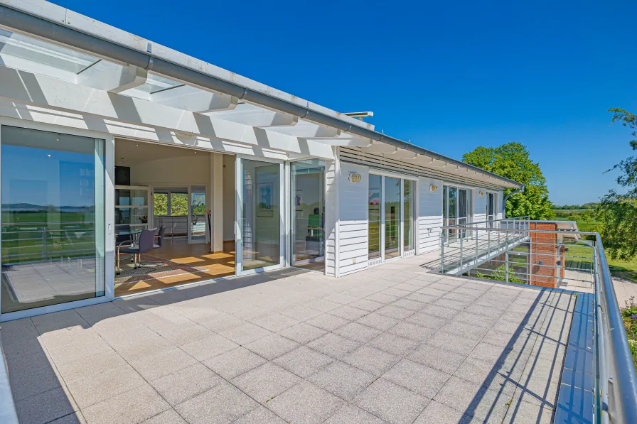 Balkon über die gesamte Ebene