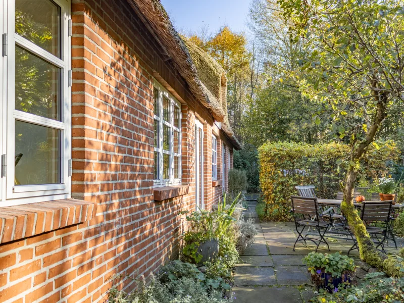  - Haus kaufen in Nehms - Moderner Landhaus-Charme unter Reet - Alleinlage im Naturpark "Holsteinische Schweiz“