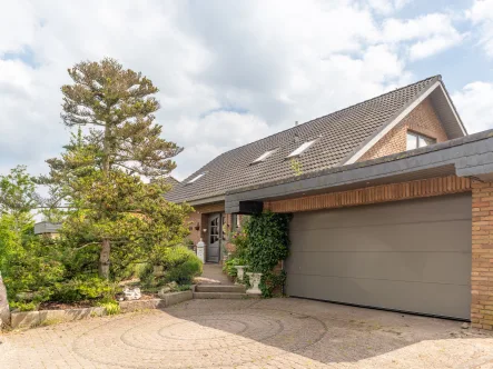 Außenansicht - Haus kaufen in Bad Segeberg - Traum Domizil - Einfamilienhaus mit Einliegerwohnung und großem Garten in attraktiver Lage in Bad Segeberg