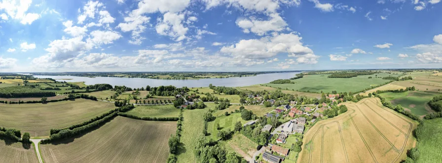 Luftaufnahmen des Grundstücks mit Blick bis zur Schlei