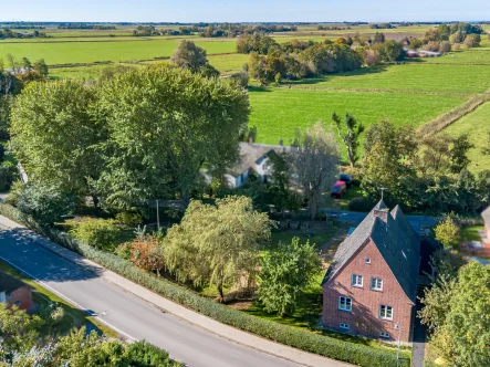  - Haus kaufen in Tetenbüll OT Wasserkoog - Schlichtes Juwel im Wasserkoog:                                                                                              Historie trifft auf modernen Wohnkomfort