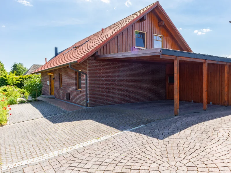 Außenansicht - Haus und Carport