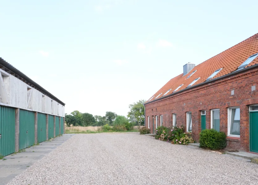 Hofplatz - Wohnung mieten in Schashagen OT Marxdorf - Architektur trifft auf Nachhaltigkeit