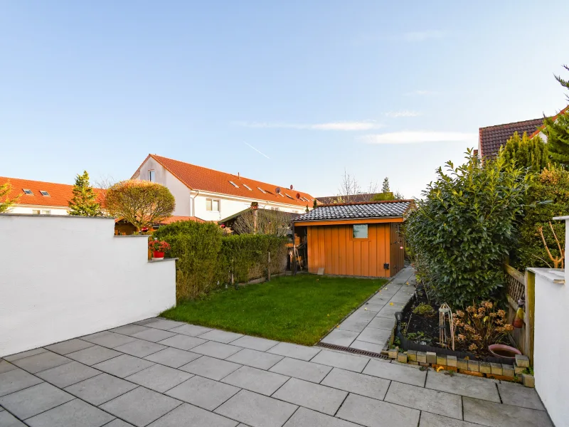 Terrasse mit Gartenhaus