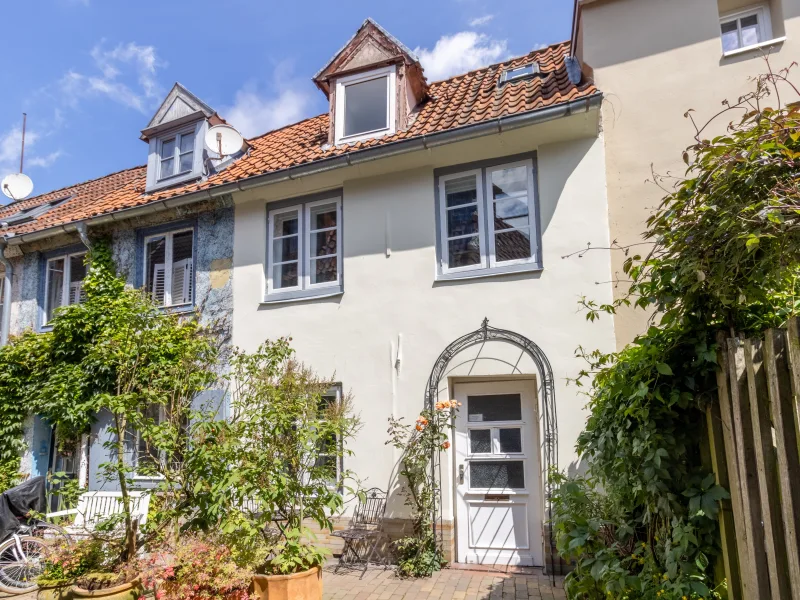  - Haus kaufen in Lübeck - Historisches Ganghaus in begehrter Lage         der Altstadt von Lübeck