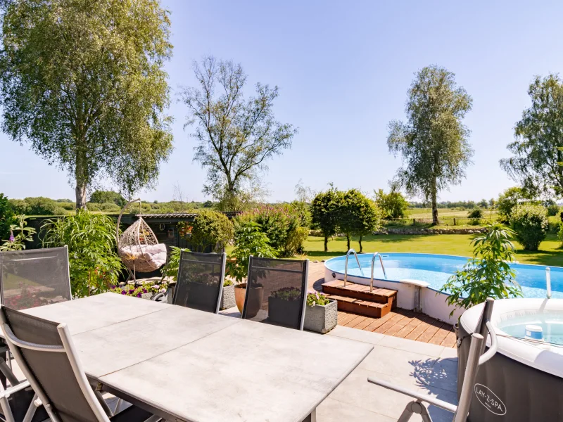 Terrasse mit Blick über die Felder