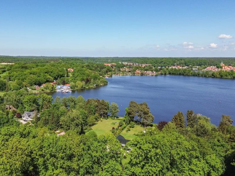 Luftaufnahme Lage am Ziegelsee - Haus kaufen in Alt-Mölln - Exklusive Landhausvilla mit Seeblick