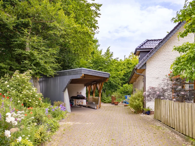 Auffahrt mit Carport