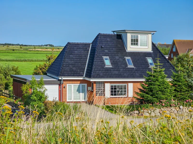 Blick vom Deich zum Haus - Haus kaufen in Sankt Peter-Ording - Ferienhaus mit Meerblick                                                                                                      Kapitalanlage am Strand von St. Peter-Ording