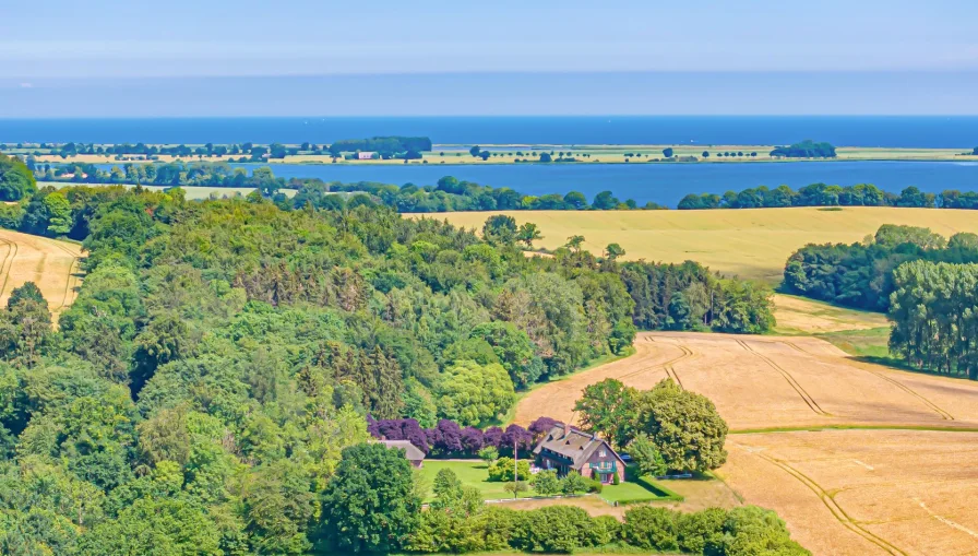 Luftbild mit Blick zur Ostsee