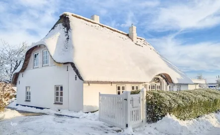 Winteransicht - Haus kaufen in Stapel - Reetdachhaus mit separatem Bungalow zwischen den Meeren