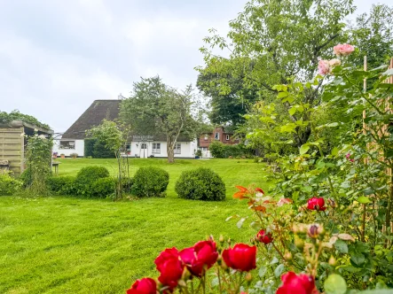 Gartenseite - Haus kaufen in Stapel - Ensemble - bestehend aus einem weißen Landhaus unter Reet nebst Gästehaus zwischen den Meeren