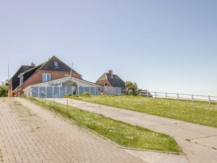 Blick zum Objekt - Haus kaufen in Hallig Hooge - Einzigartig - Leben auf einer Nordsee Hallig!   Hooge!