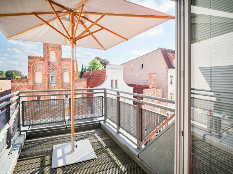 Dachterrasse weitere Aussicht - Haus kaufen in Lübeck - Eleganz trifft Geschichte: Ein hochwertig saniertes Altstadthaus mit unverwechselbarem Flair