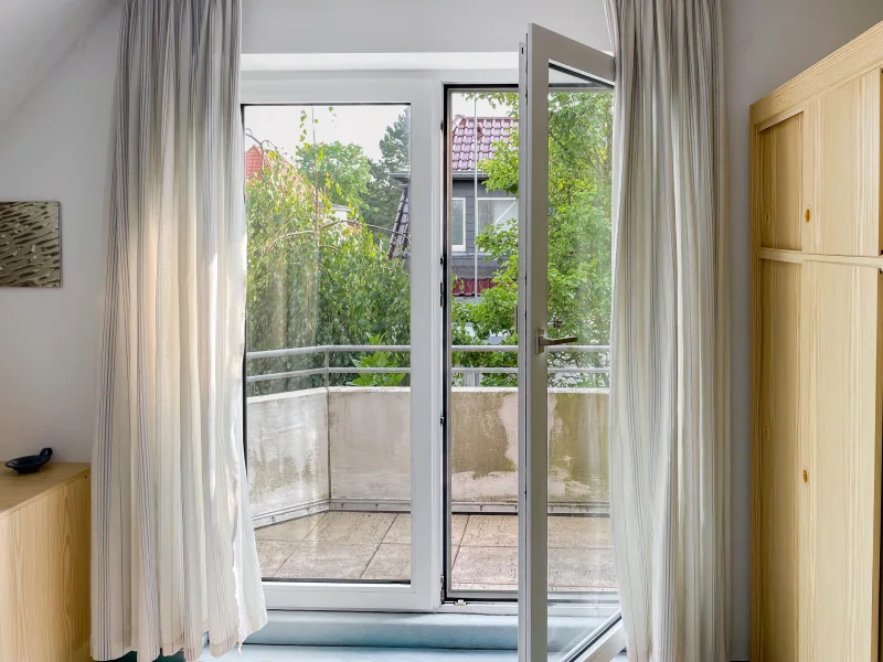 Schlafzimmer 1, Blick auf den Südbalkon