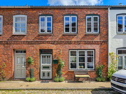  - Haus kaufen in Friedrichstadt - Hamburger Eleganz in Klein Amsterdam                                                                                                                                             Kernsaniertes Stadthaus im Herzen von Friedrichstadt