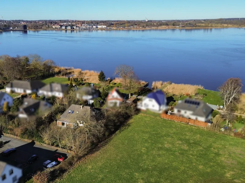  - Haus kaufen in Fahrdorf - Rückzugsort am Wasser: Großzügiges Einfamilienhaus mit Einliegerwohnung in Sackgassenendlage