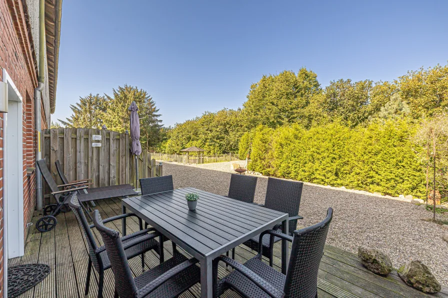 Terrasse der Ferienwohnung auf der Rückseite des Hofes