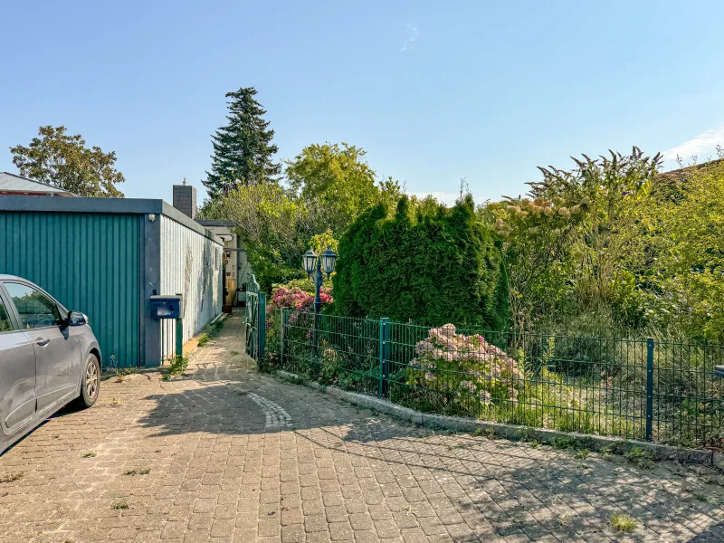 Garage und Weg zum Haus