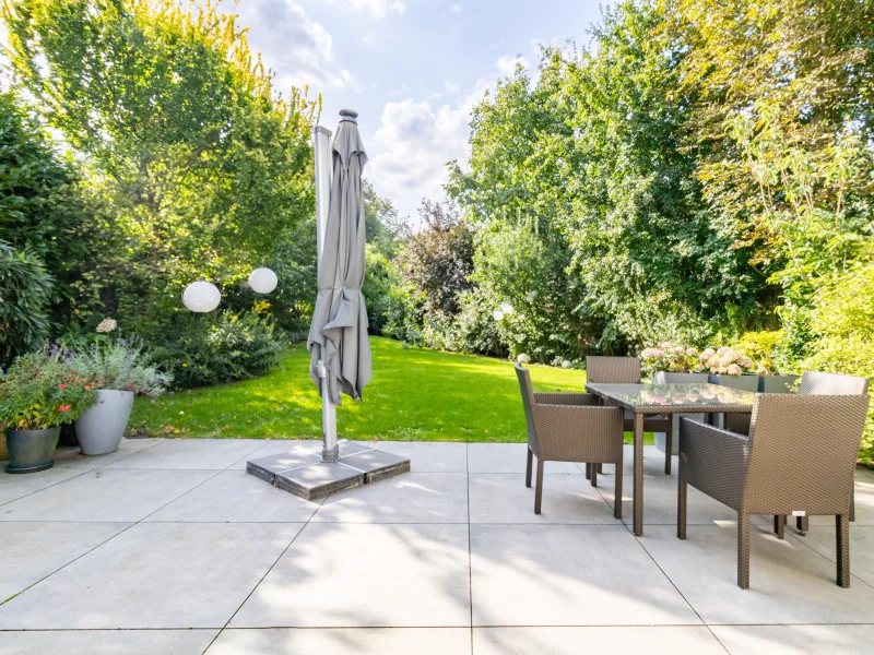 Terrasse mit Blick in den Garten