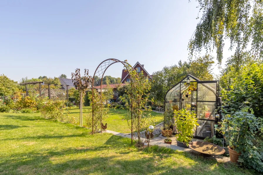 Blick von der Terrasse in den Garten