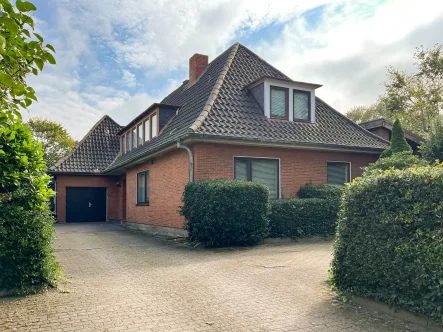 Straßenfront - Haus kaufen in Husum - Einfamilienhaus mit Einliegerwohnung in beliebter Gegend von Husum-Nordsee