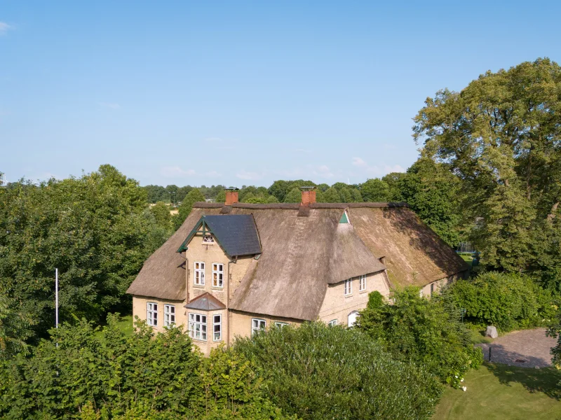  - Haus kaufen in Schafstedt - Malerisches Reetdachanwesen                                                                                      am Nord-Ostsee-Kanal