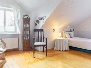 Schlafzimmer mit angrenzendem Ankleidezimmer