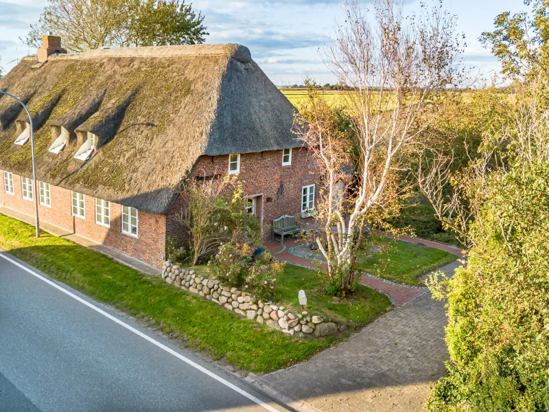  - Haus kaufen in Fahretoft - Historisch & Modern                                                                                                                                                            Langhaushälfte unter Reet mit Weitblick