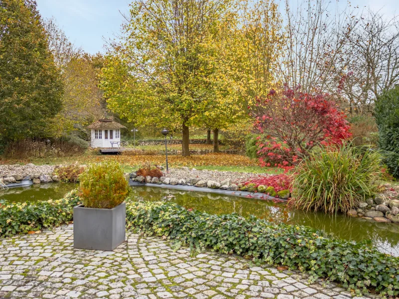 Garten mit zwei Teichen und Pavillon