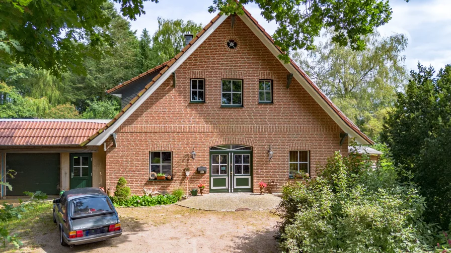  - Haus kaufen in Bälau - Stilvoll saniertes Bauernhaus mit Park und Waldstück