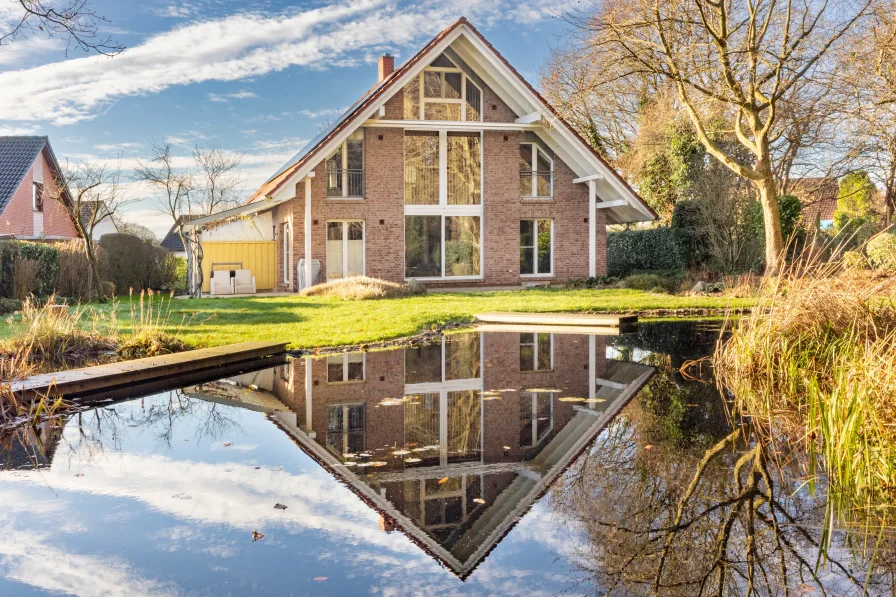 Gartenansicht - Haus kaufen in Albersdorf - Stilvolles Einfamilienhaus | Waldrand                          Schwimmteich