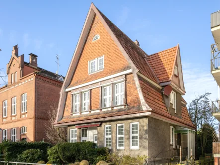  - Haus kaufen in Elmshorn - Villa in exemplarischer Form der Heimatschutzarchitektur!