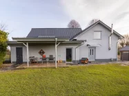 Rückansicht Haupthaus mit Terrasse