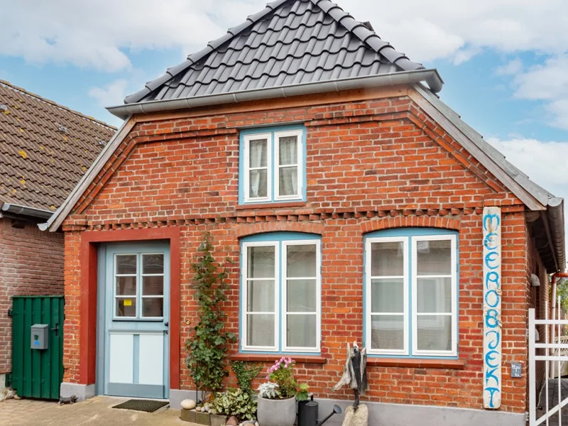 Hausansicht - Haus kaufen in Fehmarn  OT Petersdorf - Charmant und liebevoll