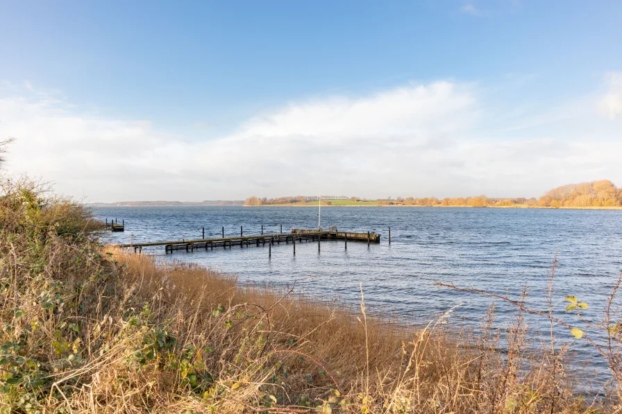 Blick auf die Schlei und den Bootssteg