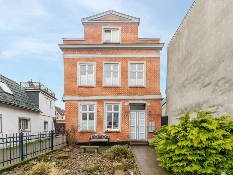 Vorderhaus Außenansicht - Haus kaufen in Travemünde - Vielfältige Nutzungsmöglichkeiten in reizvoller Umgebung