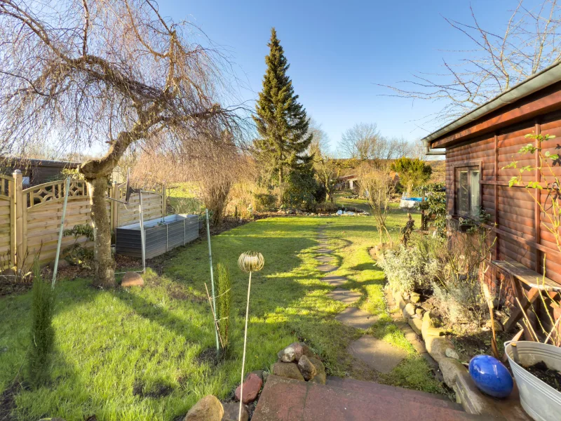 Blick von der Terrasse in den Garten