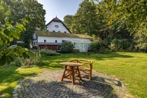 Freisitz im Garten mit Blick auf das Nebengebäude