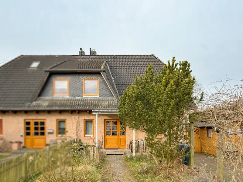 Außenansicht - Haus kaufen in Süsel OT Woltersmühlen - Doppelhaushälfte mit Sauna Wohnen in naturnaher Idylle