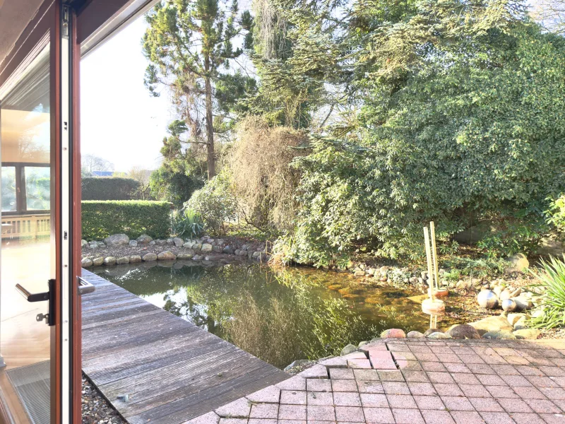 Terrasse mit Teich vor dem Wohnzimmer