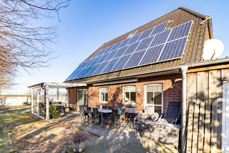 Hausansicht Südseite mit PV-Anlage