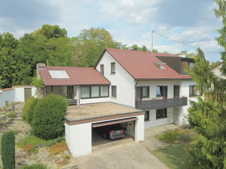 Ansicht Gartengeschoss mit Doppelgarage - Haus kaufen in Magstadt - Naturnahes Wohnen: Großes Zweifamilienhaus mit Einliegerwohnung und großem Garten