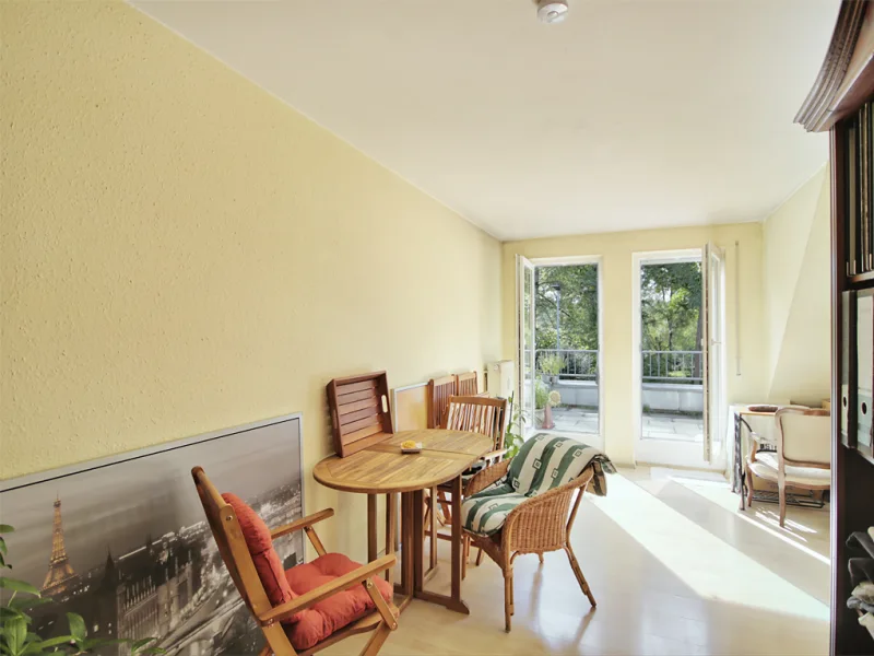 Wohnzimmer mit Balkon und Terrasse