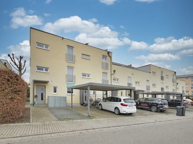 Außenansicht - Stellpatz und Carport - Haus kaufen in Remseck-Pattonville - Modernes, großzügiges Wohnen in ruhiger Lage