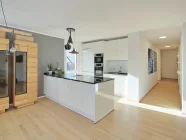 Moderne, offene Küche mit Blick in den Flur