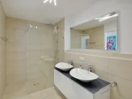 Modernes Bad mit bodentiefer Dusche