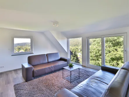 Wohnbereich im Dachgeschoss mit Blick ins Grüne - Haus kaufen in Aichtal - Saniertes Zweifamilienhaus mit ca. 160 m² Gesamtfläche!