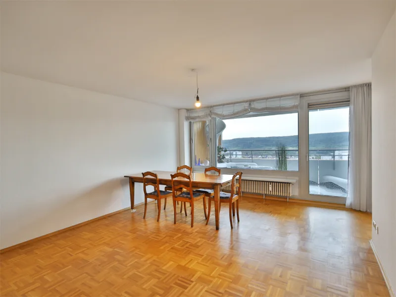 Großzügiger und heller Wohn- und Essbereich - Wohnung kaufen in Leonberg - Helle, gepflegte Wohnung mit Traum-Aussicht