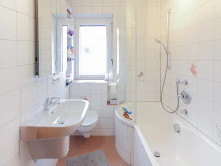 Tageslichtbad mit Badewanne im OG - Wohnung kaufen in Renningen - Charmante 6-Zimmer Maisonettewohnung mit großem Garten